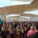Al di fuori dei padiglioni la situazione non migliora: anche il viale principale dell'Expo straripa di persone e a malapena si riesce a camminare
